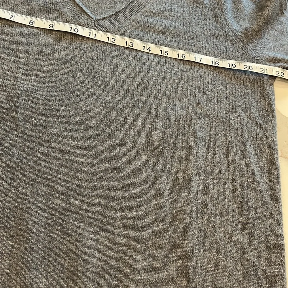 100% Cashmere Men’s V-neck by Halogen. Ribbed along V-neckline, waist & sleeve - Picture 6 of 11